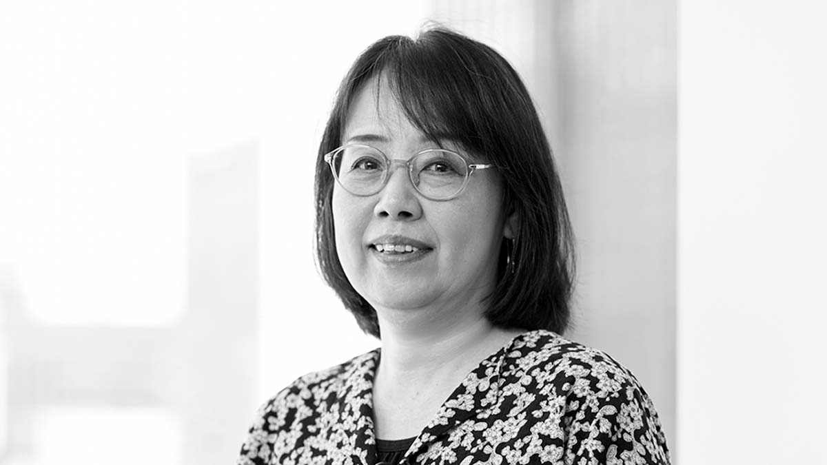 主婦スリップ姿画像 画像・写真｜垣谷美雨「63歳の主婦が《昭和》にタイムスリップ。不条理に抗い、中学生から人生をやり直す物語。『ふてほど』『虎に翼』のヒットに背中を押され」  連載・私の書いた本～垣谷美雨『マンダラチャート』｜教養｜婦人公論.jp