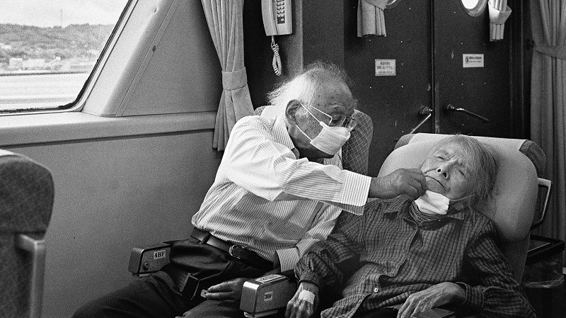 ずっと鹿児島の離島で生きてきた94歳の祖父と88歳の祖母を都会に移す