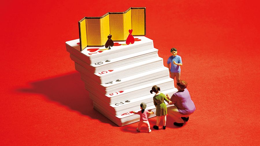 ミニチュア写真家・見立て作家 田中達也「スペードの黒とハートの赤も