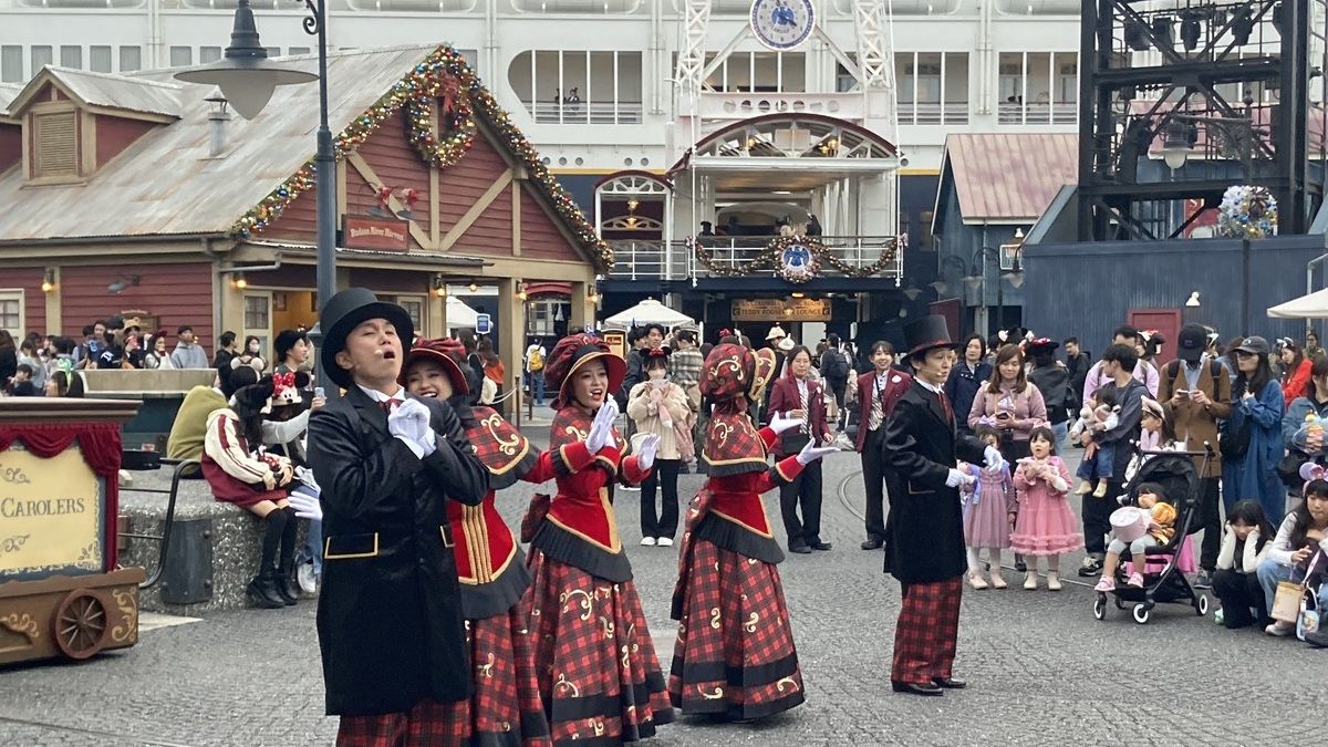 クリスマスの東京ディズニーシー、夜のパークでおばさん、有頂天に