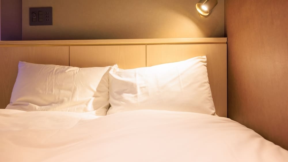 50万円のダブルベッド＞＜8000円のシングルベッド2台＞よく眠れるのは 