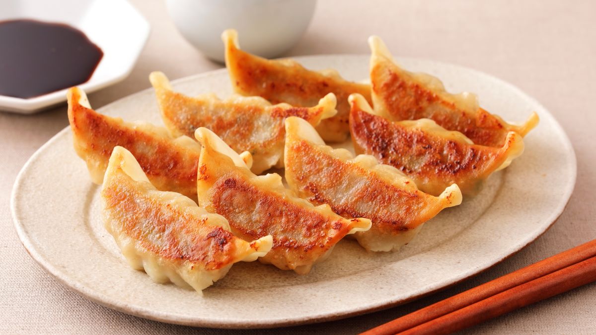 (2ページ目)タネは少し寝かせるのが美味しさの秘訣!ジューシーな餃子を作る裏技を紹介 |教養|婦人公論.jp