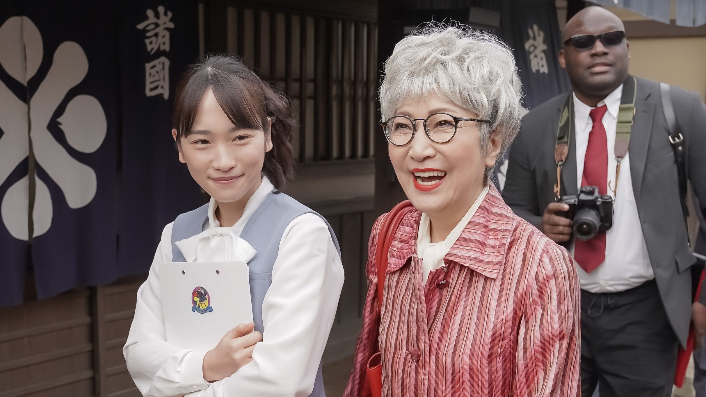 カムカムエヴリバディ 激走の意味 戦争や時代に翻弄された母の後悔と娘の赦し 母 娘 孫と100年にわたる愛と再生の物語 昭和 平成 令和の時代を映して かわむらあみりの ドラマチックレビュー 話題 婦人公論 Jp