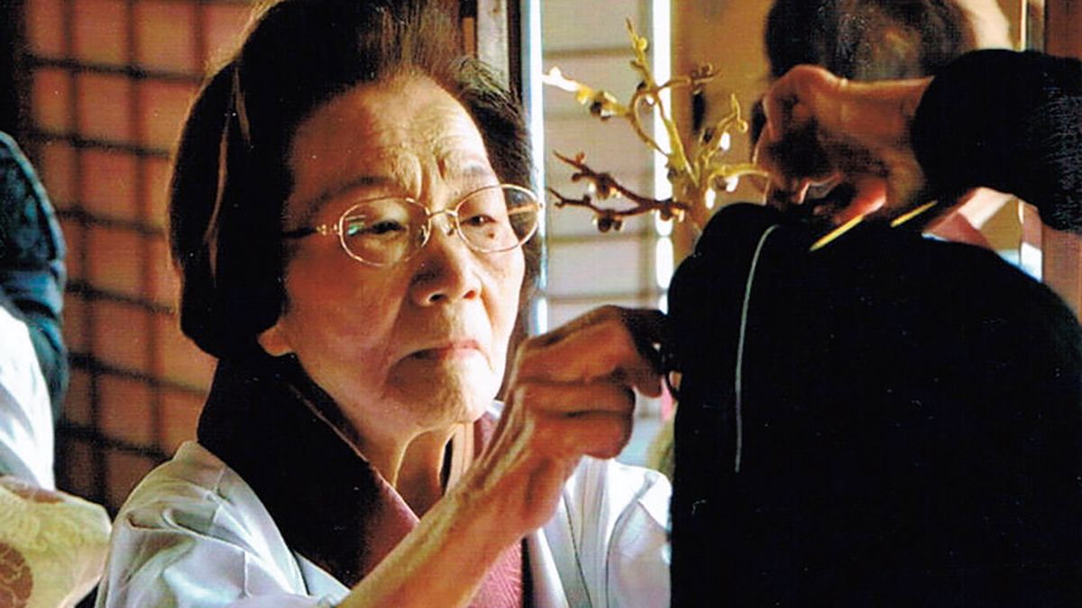 2ページ目）天平時代からの髪型がずらりと並ぶ美容室。《日本髪》の