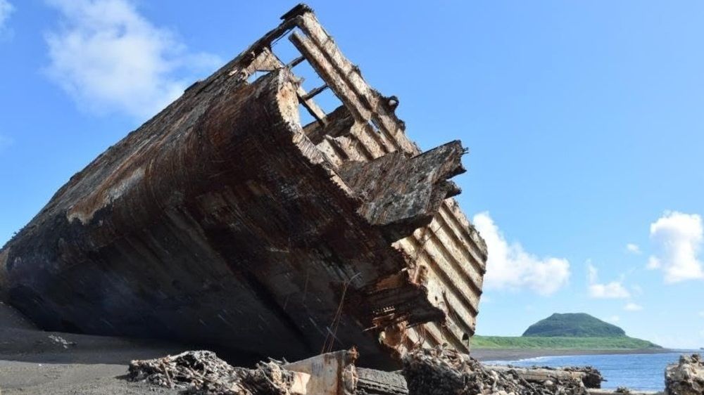 板橋区とほぼ同じ面積に1万人の遺骨が残る硫黄島。温度が70度に達する手つかずの「地下壕マルイチ」から発見されたのは… 硫黄島上陸｜教養｜婦人公論.jp