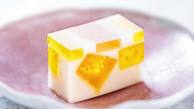 画像・写真|【京の菓子】さっぱりとした酸味と甘味の絶妙なバランス。見た目も涼やかな白い羊羹 UCHU wagashi「フルーツの羊羹 ...