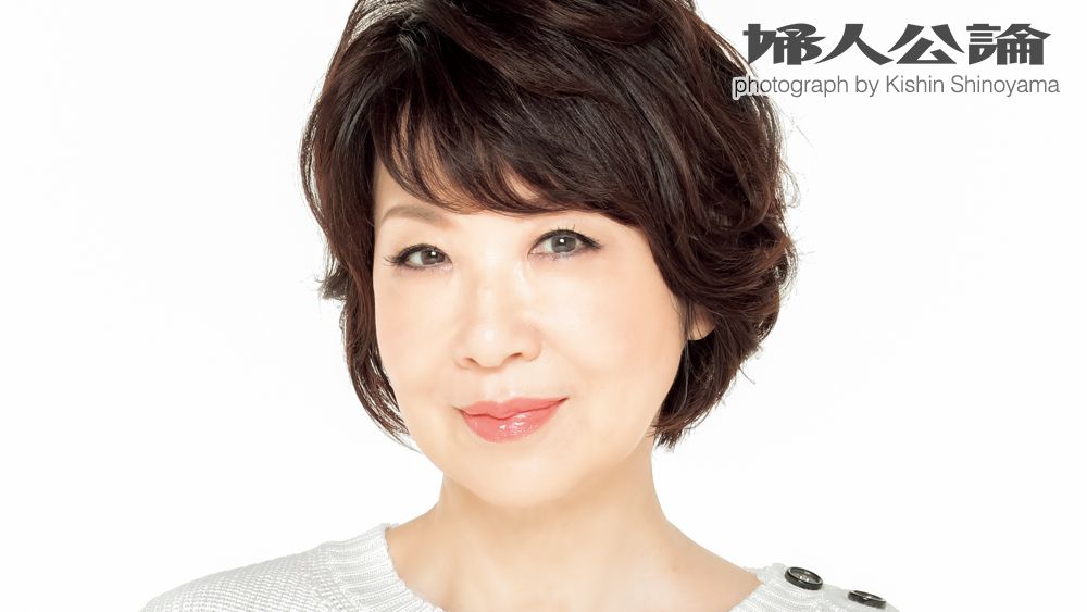 伊藤蘭「キャンディーズ解散から43年。ひとりで歌っていても、いつも傍らにふたりを感じて」 表紙の私：新たに始まる｜連載｜婦人公論.jp