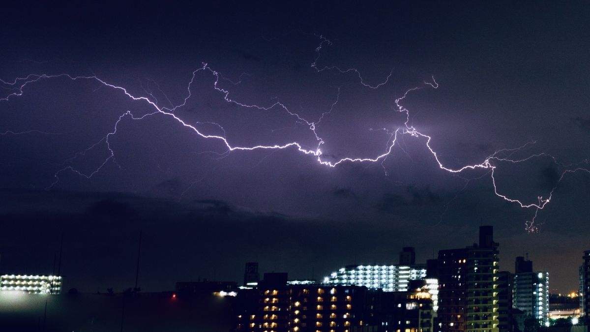 夏に気をつけたい雷。落ちやすい場所と安全な場所は？雷サージで家電やパソコンが壊れることも…。気象庁の「雷ナウキャスト」も参考に！ 落雷から身を ...